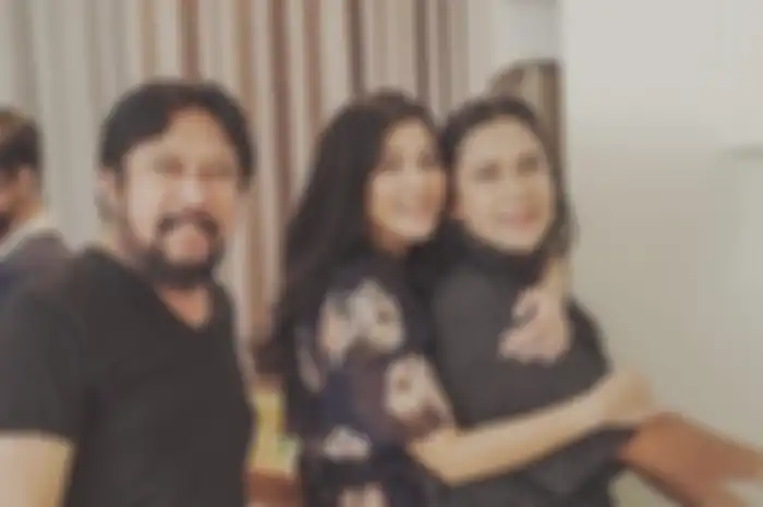 Artis cantik Naysila Mirdad mengajak papanya, Jamal Mirdad foto bareng di depan potret wanita tercinta yang sudah berpulang ke pangkuan Yang Maha Kuasa.