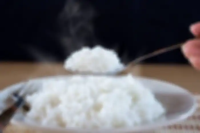 Jangan dipandang sebelah mata, ternyata makan nasi panas bisa berikan efek mengerikan bagi tubuh.