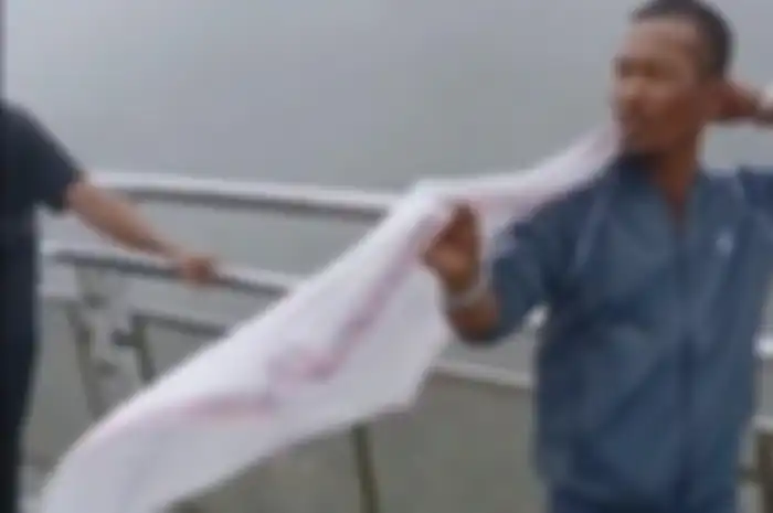 Shuib membawa selendang milik mendiang istrinya Siti Sarah