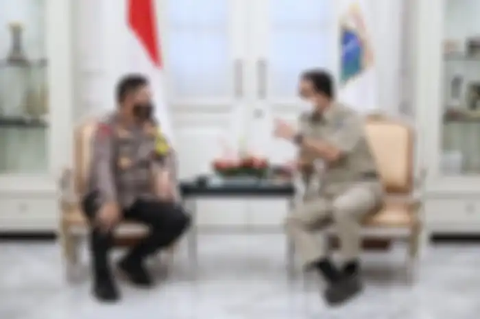 Fadil Imran mengunggah foto polisi minta sekarung bawang yang beradal dari potongan sebuah berita media online. Netizen respons begini.