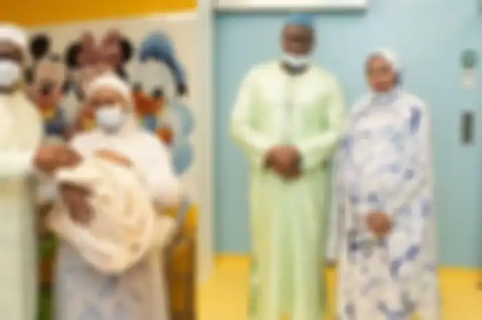 Halimah Cisse ibu yang melahirkan 9 anak kembar dan suaminya kader arby.