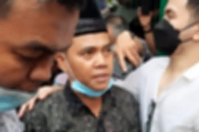 Ayah Bibi Ardriansyah, Faisal, saat ditemui Grid.ID di pemakaman, Jakarta Selatan, Jumat (5/11/2021).