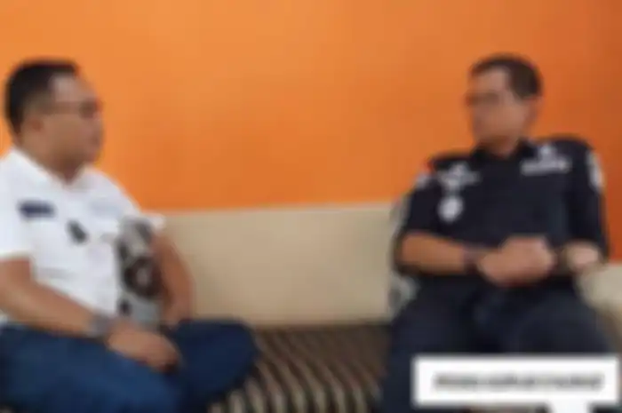 Pengacara Yosef, Rohman Hidayat (kiri) dan Kades Jalancagak, Subang Indra Zainal Alim (kanan), Jumat (5/11/2021). Rohman dan Indra membahas soal kasus tewasnya Tuti dan Amalia. 