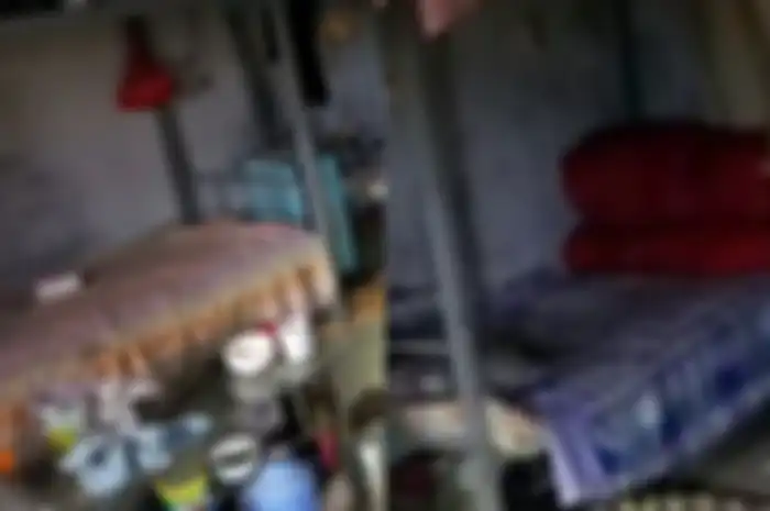 Pria ini tidur di kamar yang super berantakan