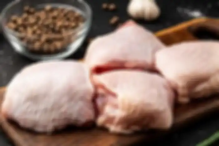 Ilustrasi masak ayam dicampur obat batuk