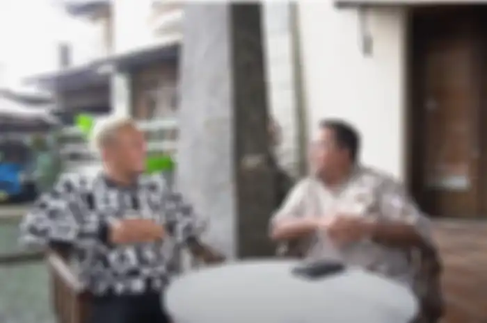 Oplet Si Doel di belakang posisi duduk Rano Karno dan Sule saat berbincang 
