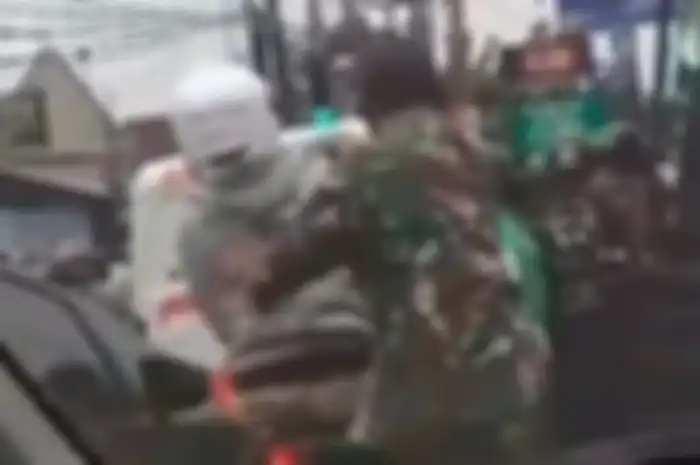 Sengaja geber knalpot di lampu merah, pengendara motor ini kena tempeleng anggota TNI