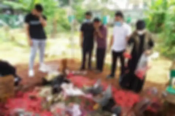 Foto makam Vanessa Angel bak kapal pecah bikin geram netizen di media sosial.