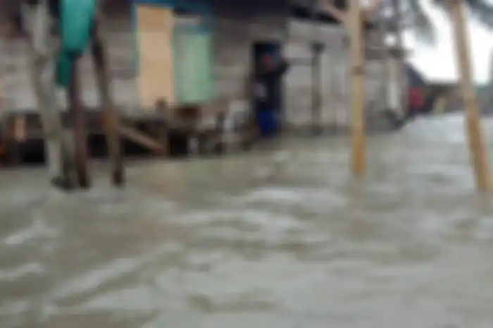 Rumah warga di Desa Rajik, Kecamatan Simpang Rimba terendam banjir rob, Rabu (10/11/2021) 