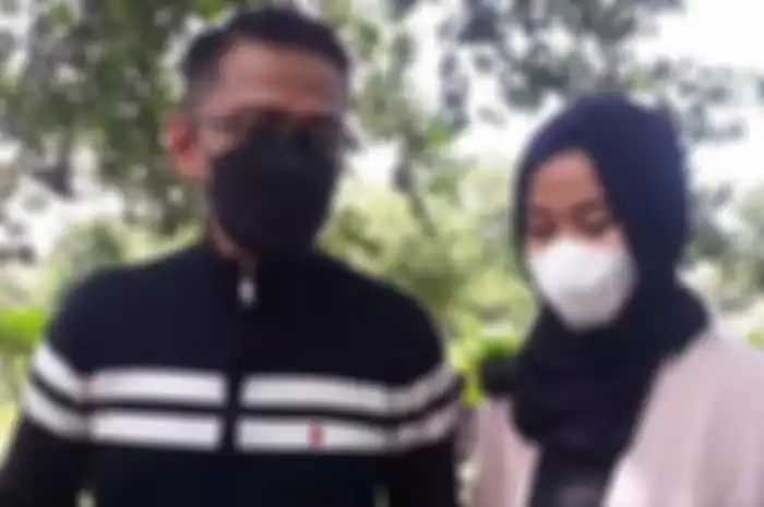 Doddy Sudrajat dan Mayang saat berziarah ke makam Vanessa Angel dan Bibi Ardiansyah
