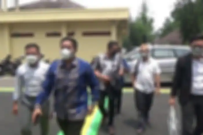 Danu (21) dan Yoris (34) didampingi kuasa hukum saat akan memasuki Satreskrim Polres Subang, Rabu (10/11/2021). Setelah pemanggilan Yosef yang mengungkap sifat temperamental sang anak, kini Yoris dan Danu ikut kembali jalani pemeriksaan penyidik sebagai saksi, Rabu (10/11/2021). 
