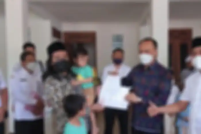 Direktur Jenderal Kependudukan dan Pencatatan Sipil Kementerian Dalam Negeri (Dirjen Dukcapil Kemendagri), Prof. Zudan Arif Fakrulloh, selesai menuntaskan pemberian dokumen kependudukan bagi anak bernama Cordosega. 