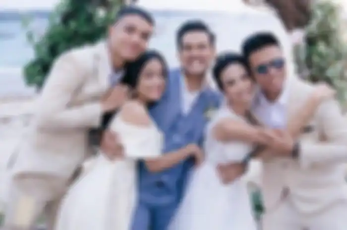 Fadly Faisal (paling kiri), Fujianti Utami, dan Frans Faisal (paling kanan) foto bersama Vanessa Angel dan Bibi Ardiansyah saat acara pernikahan di Bali