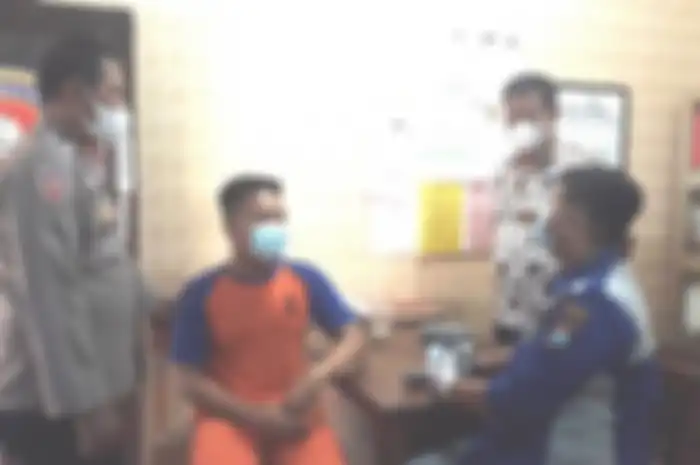 Tubagus Muhammad Joddy menjalani pemeriksaan sebelum dijebloskan ke ruang tahanan Mapolres Jombang, Jawa Timur, Kamis (11/11/2021) malam.