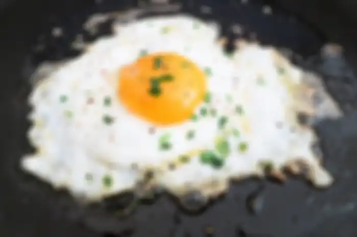 Menggoreng telur ceplok juga ada triknya ada bagian kuning telur tidak pecah.