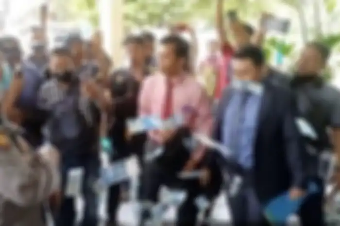 Pengacara Nanang Slamat mengaku melakukan aksi itu sebagai bentuk kekesalannya terhadap kinerja polisi di Polsek Kota Banyuwangi.