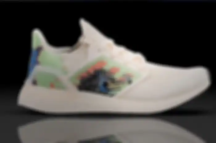 Dalam keterangan foto salah satu sepatu yang masuk koleksi City Pack, Adidas Singapura dengan bangga menunjukkan desain wayang kulit.
