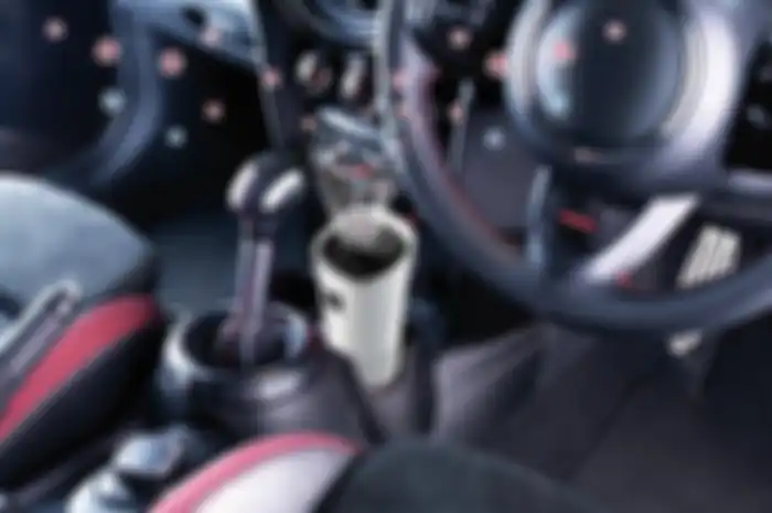 Car Air purifier bebaskan mobil dari virus dan bau tak sedap. 