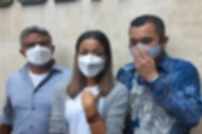 Artis peran Nirina Zubir (tengah) usai mendatangi gedung Ditreskrimum Polda Metro Jaya, Rabu (17/11/2021). 