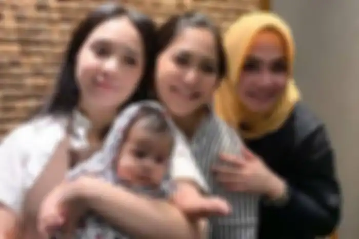 Mama Rieta bersama kedua anaknya, Nagita Slavina dan Caca Tengker, dan sang cucu.