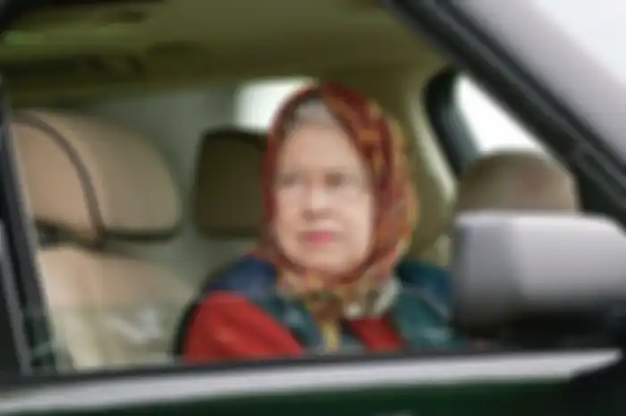 Ratu Elizabeth II saat menyetir mobil tanpa sopir.