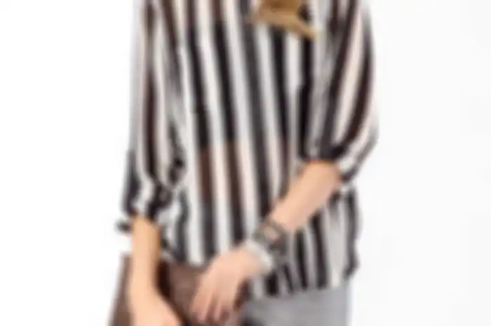 Outfit dengan garis vertikal