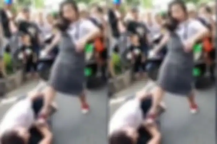 Wanita habis di hajar di depan banyak orang