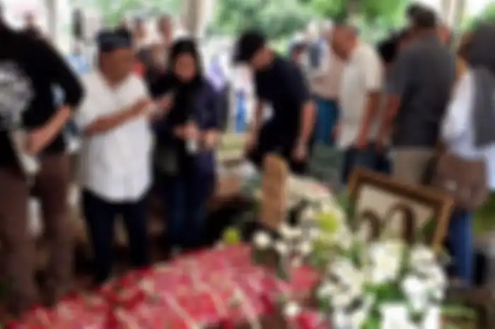 Foto potret hitam putih Chrisye dan Yanti terpampang di pusara di TPU Jeruk Purut, Jakarta Selatan, Minggu (9/2/2020). 