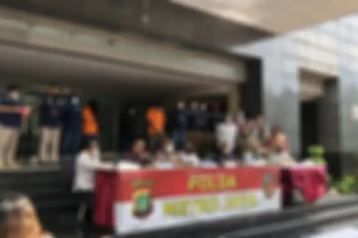 Nirina Zubir bertemu dengan mafia tanah yakni Riri Khasmita di Polda Metro Jaya, JakSel (18/11/2021).  