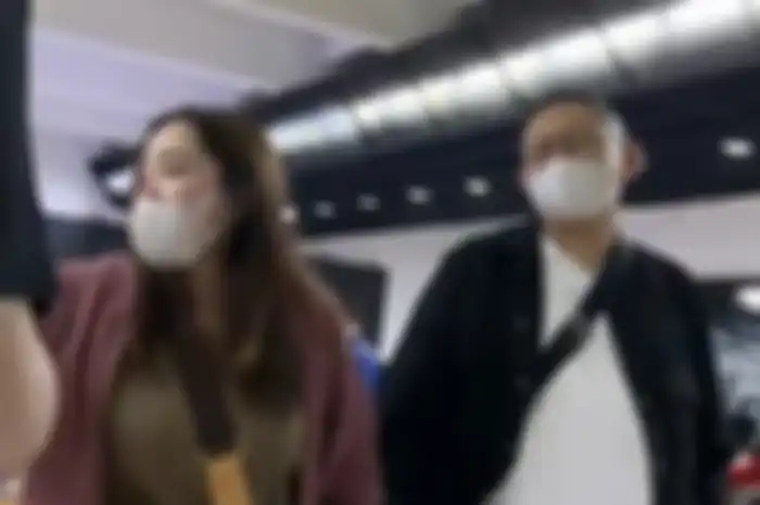 Berbarengan video terkait wanita muda yang menunjuk-nunjuk hingga memaki ibu Arteria Dahlan viral, netizen singgung karma anggota DPR.