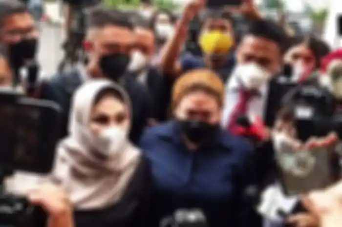 Olivia Nathania saat di Polda Metro Jaya bersama kuasa hukumnya
