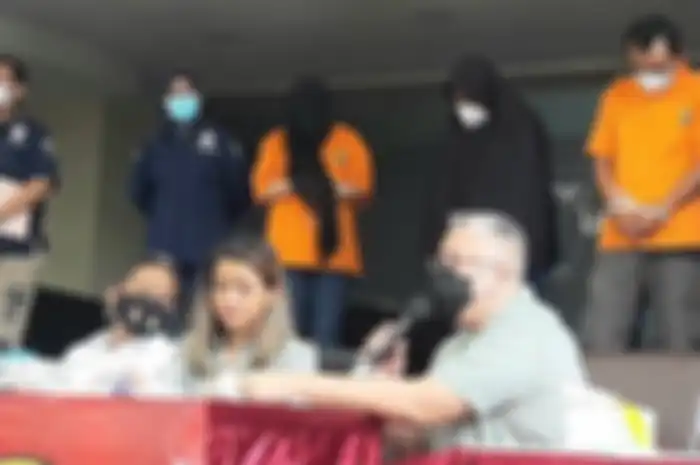 Rilis penangkapan 3 pelaku penggelapan aset ibu Nirina Zubir, di Polda Metro Jaya, Semanggi, Jakarta Selatan, Kamis (18/11/2021). 