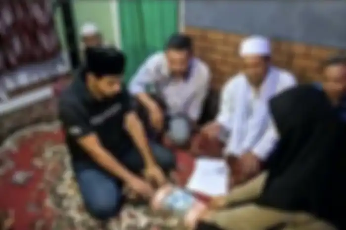 Dalam foto nikah yang beredar, Abdul Latif tampak menyerahkan uang mahar kepada keluarga Sarah. Nilainya bikin netizen syok.
