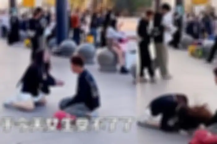 Wanita berlutut memohon kepada pria agar tidak mengejarnya lagi. 