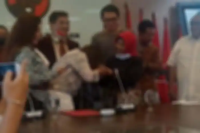 Anggiat Pasaribu cium tangan ibunda Arteria Dahlan.