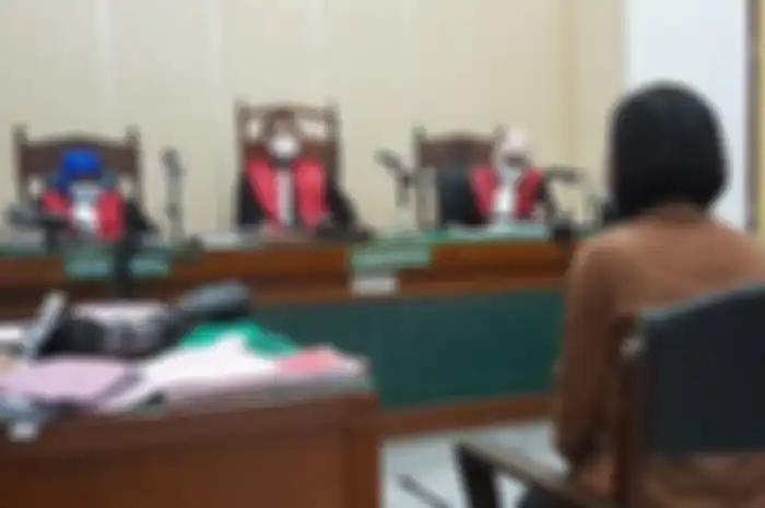 Saksi dari kepolisian, Bripda Mahdalena memberikan keterangan dalam sidang dugaan penganiayaan dengan terdakwa Barita Sianipar di Pengadilan Negeri Medan, Kamis (25/11/2021).  