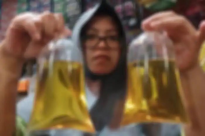 Pedagang minyak curah. Pemerintah Melarang Minyak Goreng Curah Beredar Mulai Tanggal Segini, Ini Alasannya