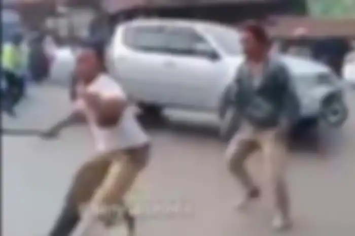 Pria Bercelurit Mendadak Menyerang Polisi di Jalan, Gara-gara Gak Terima Anaknya Ditilang