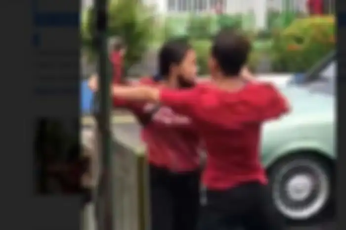 Tangkapan video yang beredar di media sosial menunjukkan sepasang suami istri terlibat pertengkaran di pinggir jalan di Madiun, Jumat (26/11/2021).