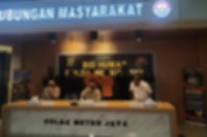 Dalam acara jumpa pers, kedua tersangka pelaku mutilasi di Bekasi dihadirkan di depan kamera awak media. Polisi ungkap motif pelaku.