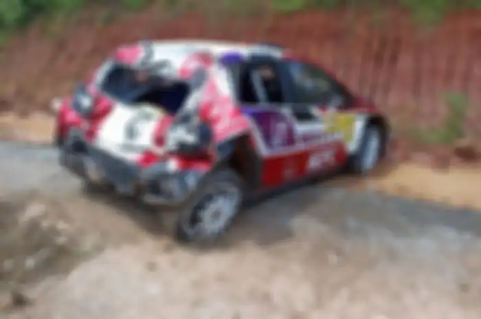 Mobil reli Citroen C3 R5 Sean Gelael dan Bamsoet crash sampai salto di ajang Reli Meikarta, Sabtu (27/11/2021)