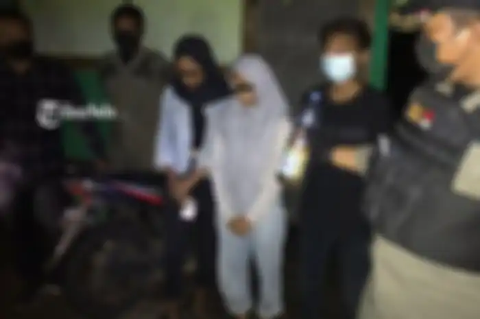 Dua gadis terpergok pesat miras bersama teman-teman pria mereka di Bendosari, Sukoharjo, Sabtu (28/11/2021). 