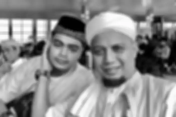 Ameer Azzikra, putra kedua almarhum ustaz Arifin Ilham meninggal dunia dini hari tadi, Senin (29/11/2021). Ameer akan dimakamkan di pusara yang terletak di sebelah makam ayahandanya.