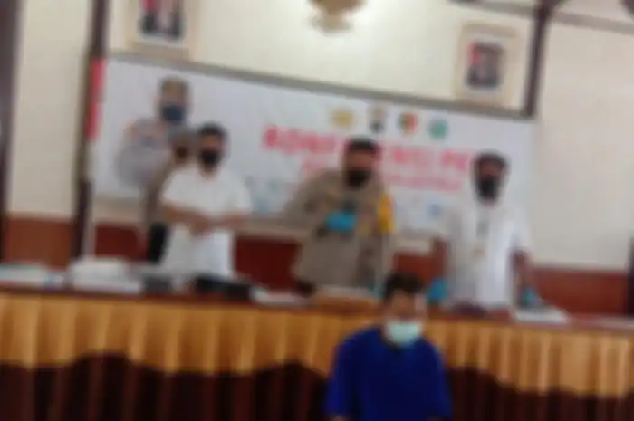 Seorang buruh harian lepas M (42) hanya bisa menundukkan kepala saat digelandang ke area gelar perkara dihadapan sejumlah wartawan di Mapolres Salatiga, Rabu (24/11). 
