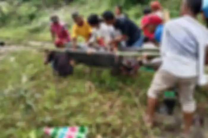Ibu hamil ditandu hingga 5 kilo meter hingga terpaksa melahirkan di pinggir jalan