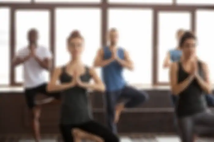 Pose yoga berdiri dengan satu kaki dan manfaatnya untuk kesehatan tubuh