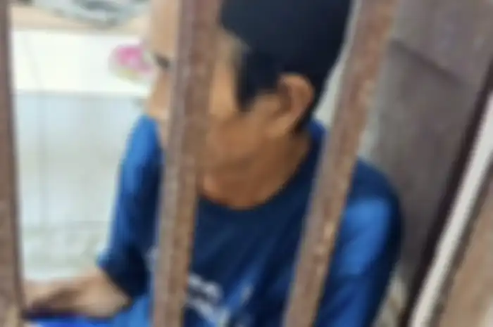 Foto Mbah Minto yang mendekam di sel tahanan usai menghajar maling sudah membuat netizen trenyuh. Dia dituntut hukuman 2 tahun bui. 