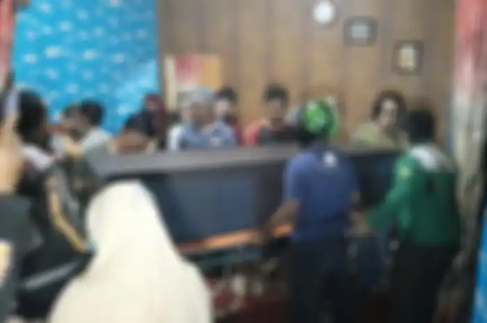 Jenazah Ridho Suhendra, korban mutilasi di Bekasi saat tiba di rumah duka