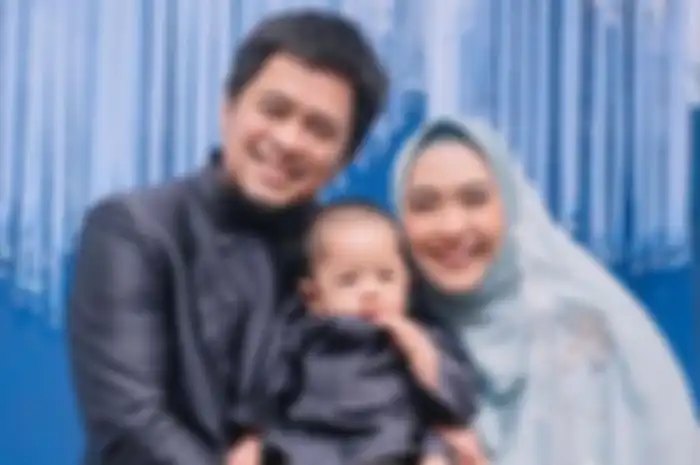 Oki Setiana Dewi bersama anak keempatnya, Sulaiman, dan sang suami, Ory Vitrio