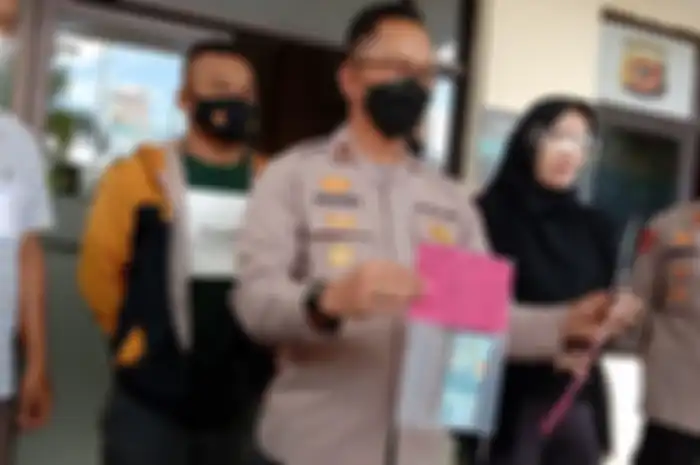 Kapolsek Gedebage Kompol Heri memperlihatkan Barang bukti uang yang dicuri pelaku dalam kotak amal masjid di Bandung, Kamis (2/12/2021).